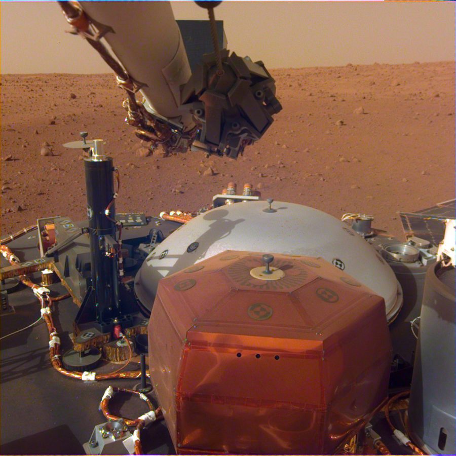 A photo that the InSight lander recently sent from the surface of Mars. Visible are a desert-like landscape and part of the lander itself
