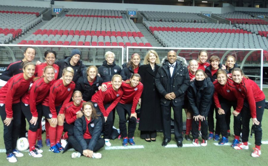 1920px-U.S._Womens_Soccer_team_in_Vancouver_with_Consul_General_Anne_Callaghan