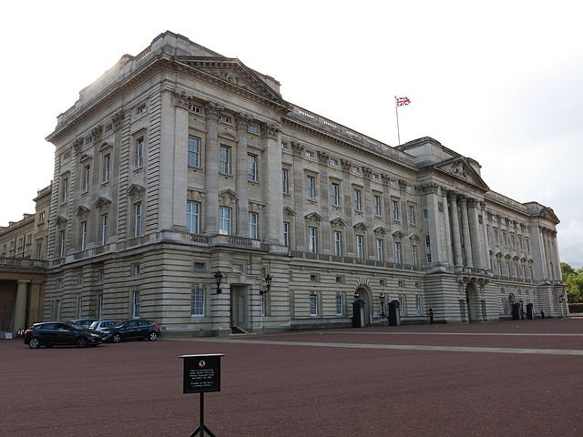 Find+out+what+the+Buckingham+Palace+and+the+musical+group%2C+Queen+have+in+common+in+this+article.