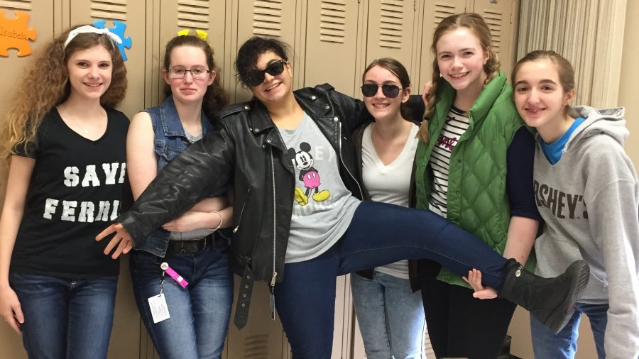 Regina students dress up in an 80s theme.